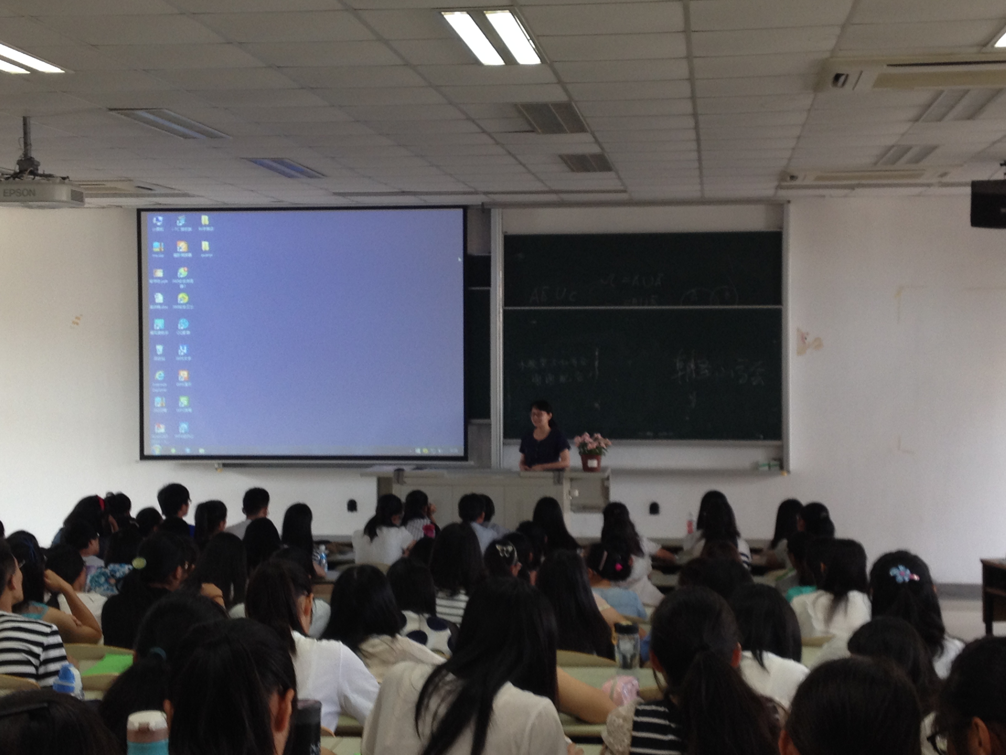 14级辅导员曹亮老师主持杏鑫2015级新生成长营启动仪式 